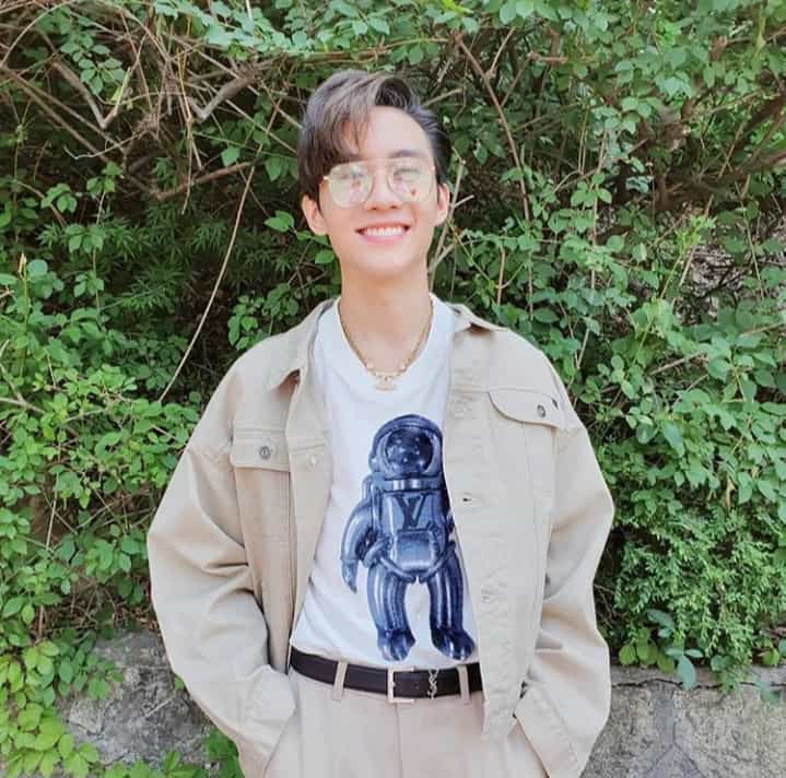 •Mark Siwat JumlongkulNationality: ThaiBirthday: March 30 2000Age: 19IG: marksiwatNotable Works: Love by Chance | I Am Your King: The Series | I Am Your King S2 | Please...Seiyng Reiyk Wiyyan #หัวใจศิวัช  #Marksiwat  @Mmarksiwat