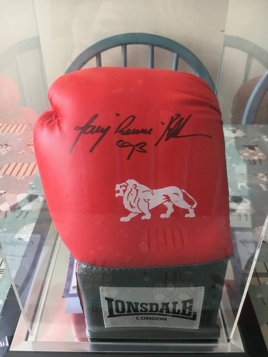 Pyman_11's tweet image. Got an early Christmas present after my fight - a signed glove of one of my idols - Tony ‘the bomber’ Bellew @TonyBellew and now off to meet him 💪🥊💪🥊