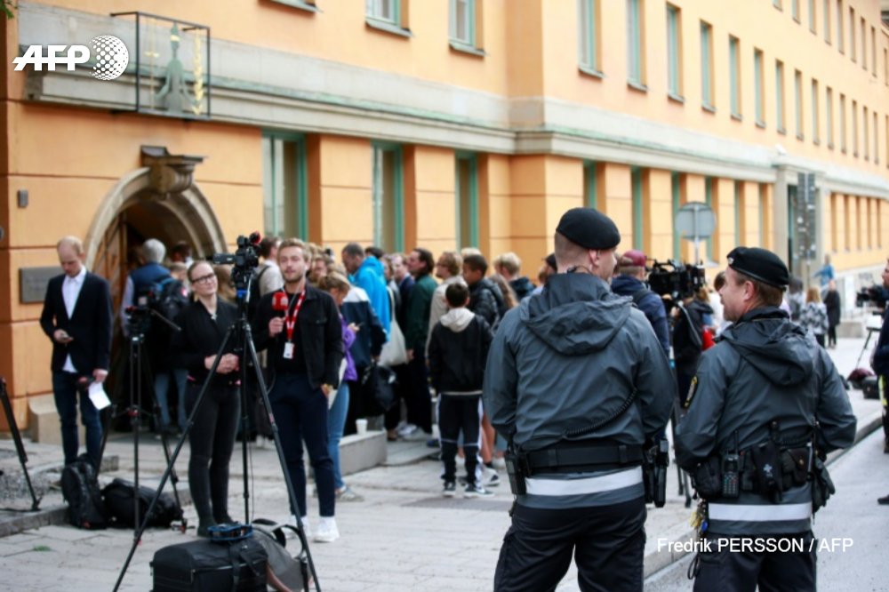 afpfr's tweet photo. Le rappeur américain A$AP Rocky, jugé depuis mardi pour des violences après une rixe fin juin à Stockholm, a maintenu la thèse de la légitime défense au cours de la 2e journée d'un procès qui agite les relations entre Washington et Stockholm
➡️https://t.co/mMoURWJN3i #AFP https://t.co/riAKX9g4tR