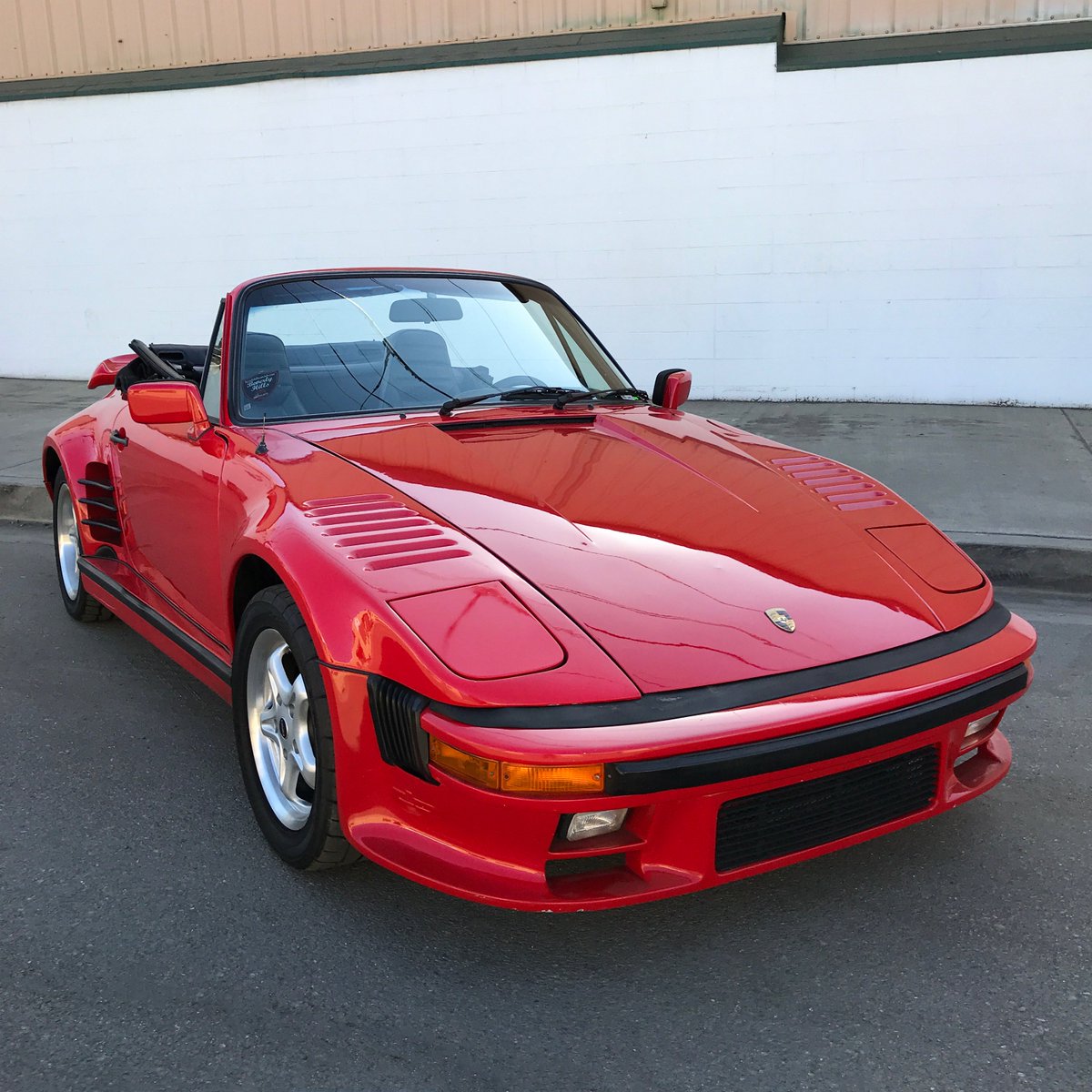 BHCarClub's tweet image. Not all sharks live inside the ocean. 🔥🦈 The 1983 #Porsche #911SC with matching numbers is available in red with a black interior.
