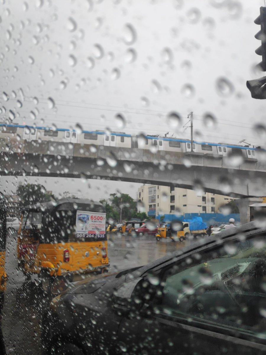 KalyaniMuktevi's tweet image. #monsoon through the #glasswindow #HyderabadRains