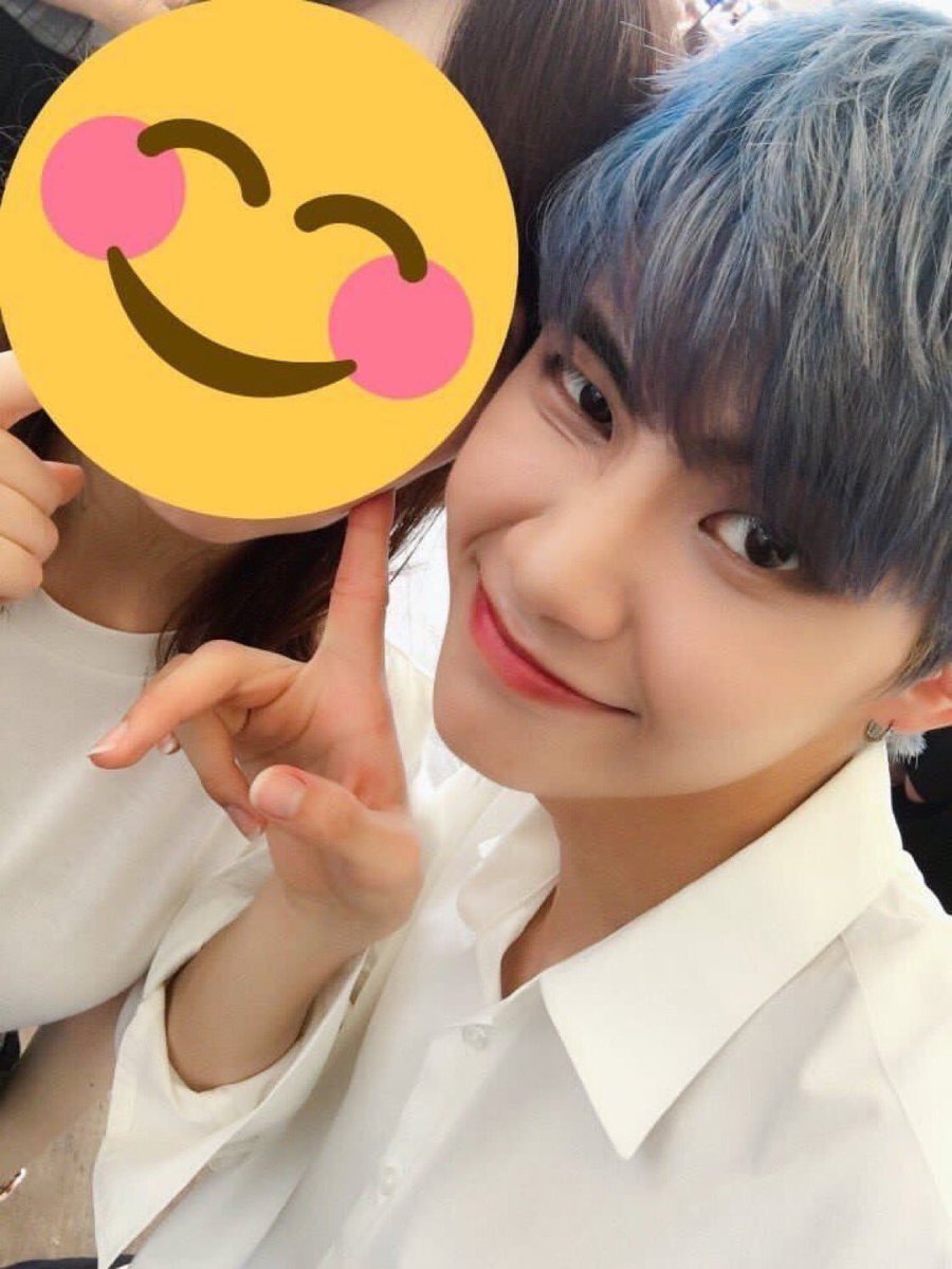 starnanbar's tweet photo. 왜이남자는 여자랑셀카찍으면 항상개잘생기게나와서 내마음을흔들어놓는지.. 혼자찍으면개그지같이찍으면서 https://t.co/uY0mR783PC