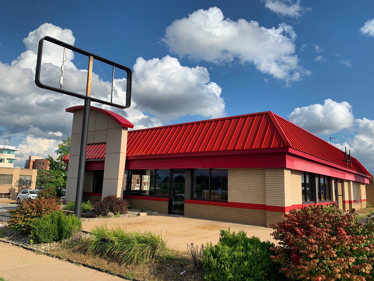 WhatIfSTL's tweet photo. What if 5854 Oakland Ave. in Cheltenham was an American classics eatery specializing in late night hours and great playlists? #whatifstl https://t.co/QB5jqrro3b