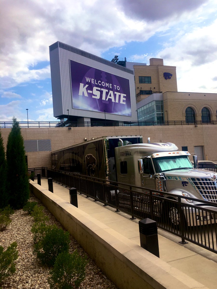 _KG53's tweet photo. On this day four years ago, I made it to Manhattan, KS to start a new journey. Today I walked out of my office for the last time ready to start a new one. Excited to start my new journey as an football academic advisor at USC!! Fight On!! ✌🏼 https://t.co/NT9EOPpQ5b