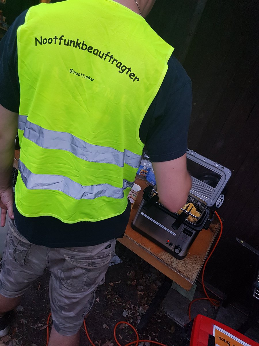 nootfunker's tweet photo. Im Nootfall zählt Flexibilität. Heute ist der @nootfunker als diensthabender Funkfritteur im Einsatz! @dk0tu https://t.co/eYdi9MKevh