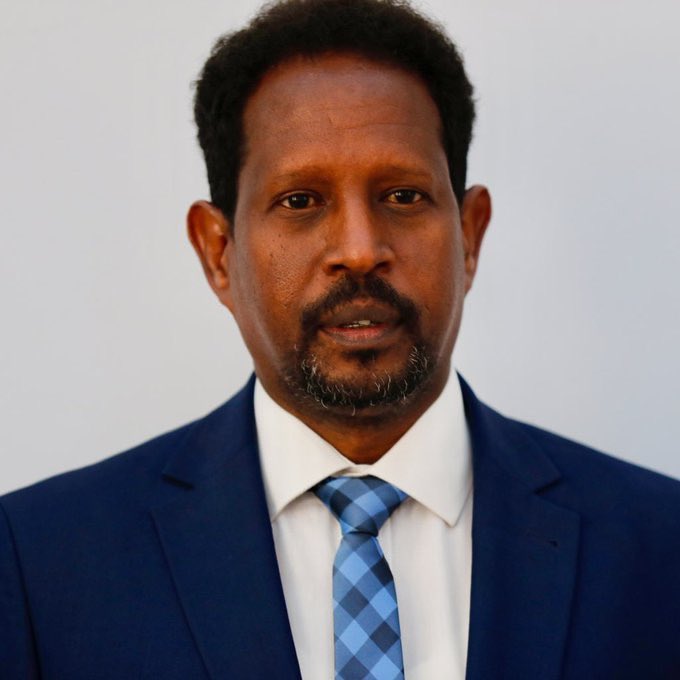 mdhugad's tweet photo. Marxuumka inuu βmayorβ ka ahaa Muqdisho ka soke waxaa ay ahaayeen reer #Baydhowa. Aabihiis Cumar waxaa uu ka soo shaqeeyay Hawlaha Guud ee Baydhowa. Naanaysta #Yariisoow waxaa ay ugu baxday magaaladan Baydhowa oo aan caawa u joogno Bandhigga. Aan uga ducayno madashan Baydhowa. https://t.co/Vr1RBEqlUN