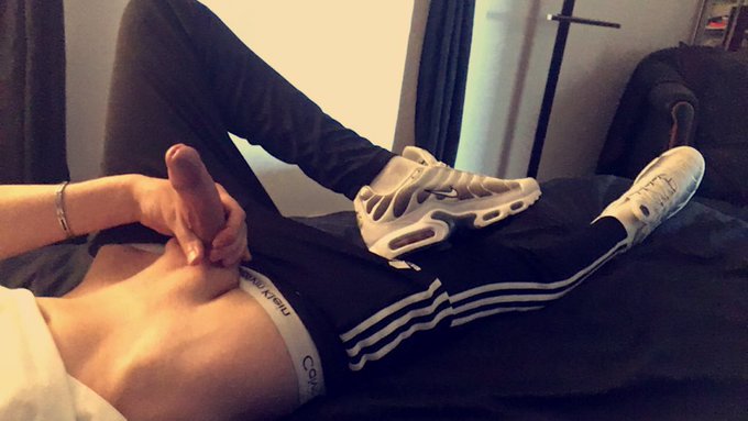 20 ans, gay, actif, kiffeur de pieds, cho7, skets, survets et boxers. 

Contenu riche et varié sur OnlyFans