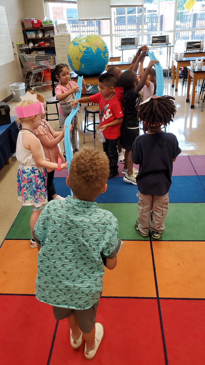 SciSean's tweet photo. Amazing first day in the lab @MabletonES tons of #phenomenon happening and #teamwork #engagecobb @STEMcobb https://t.co/EXMbsEH61X