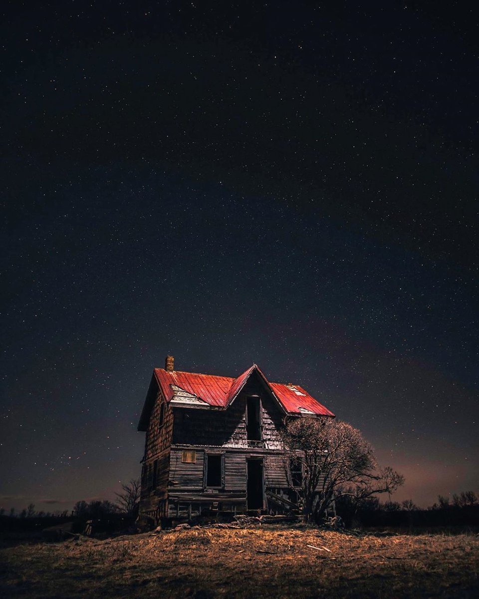 Synes svælg Kritisk Lume Cube on Twitter: "How to make an abandoned house more creepy than it  already is - overhead drone lighting 😧 Incredible use of Lume Cube Drone  Lights to give this #abandoned