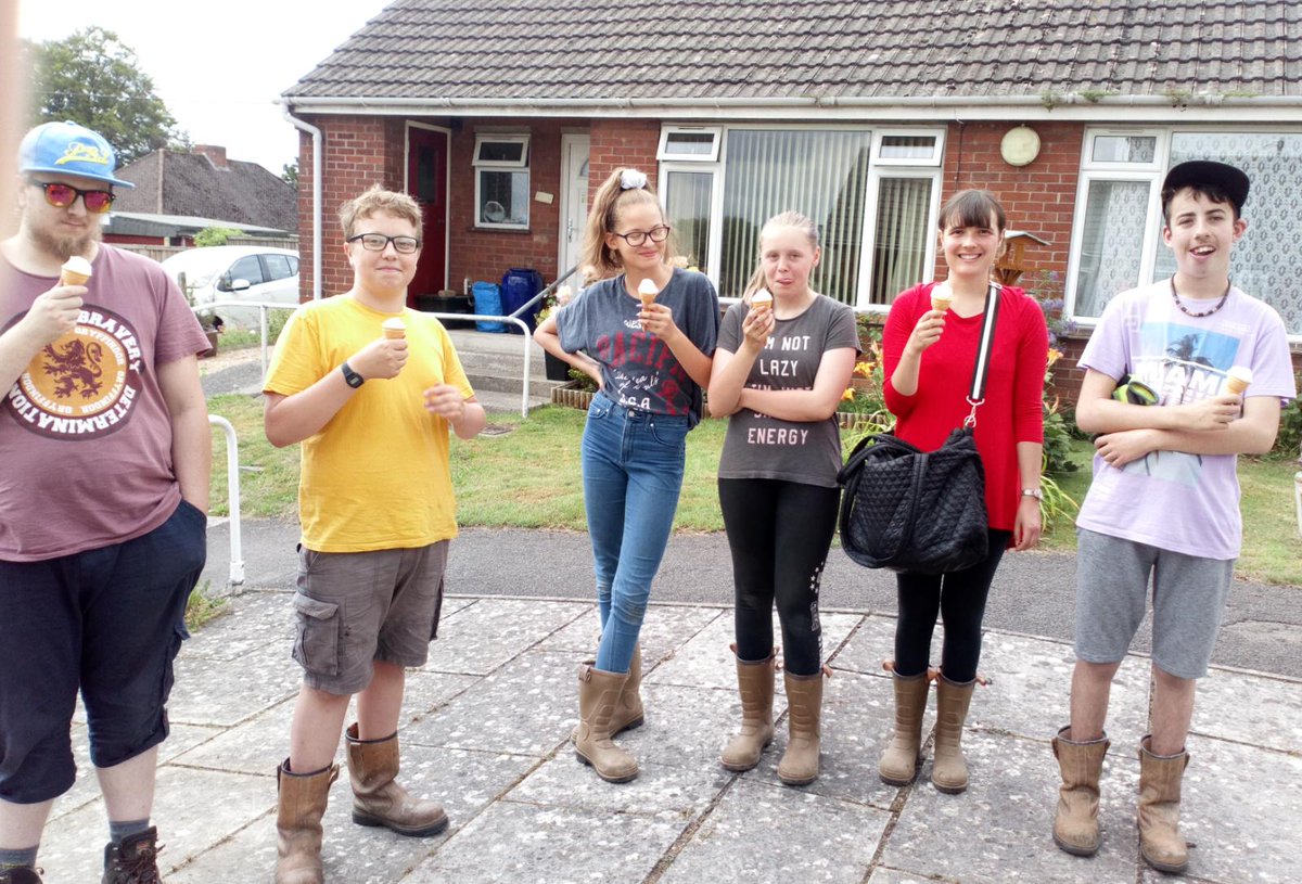 Lesuire credits this morning.
Were joined by the building bridges guys for their work experience.
Weeding at Bishops close in Mere, quick ice cream break, finish the task then heading on to more footpaths 

#S4S #seeds  #youthwork #mere #leisurecredits #buildingbridges #teamwork