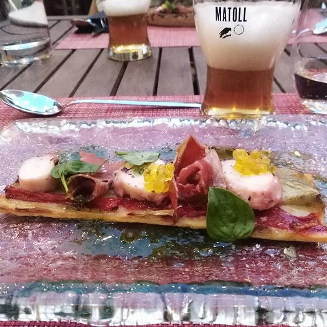 LluisAgea's tweet photo. Hi ha terrasses que a l'estiu targarí llueixen. La del @niamrestaurant brilla avui amb la seva proposta gastronòmica maridada amb @matollcervesaartesana. #molttop #gastronomia #foodexplorer https://t.co/XUoFhKTB6U