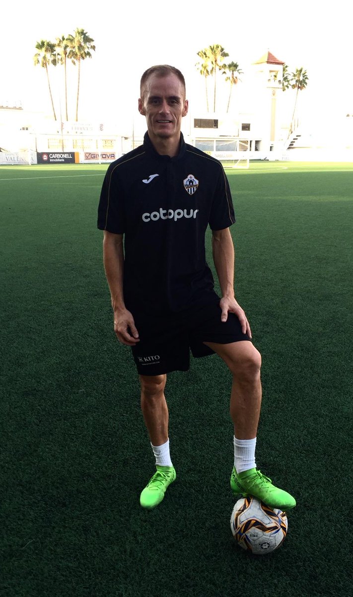 Ja està ací😁. Alejandro Martinez Gallego, més conegut com “Peli”. Jugador mitja punta de 35 anys que ens aportarà qualitat i experiència. Provinent de l’Alcúdia. Més info demà a la web