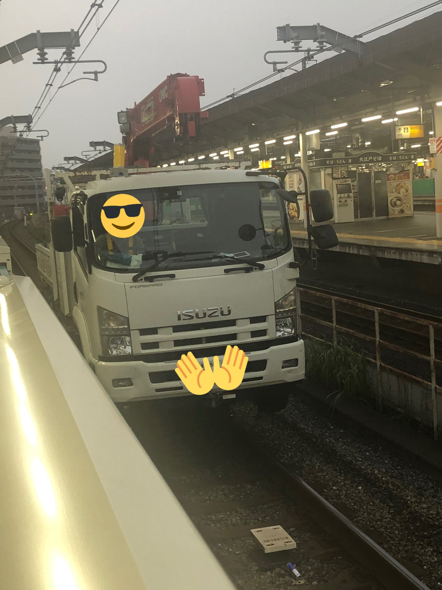 京浜東北線の赤羽駅の線路内で工事車両が故障している画像