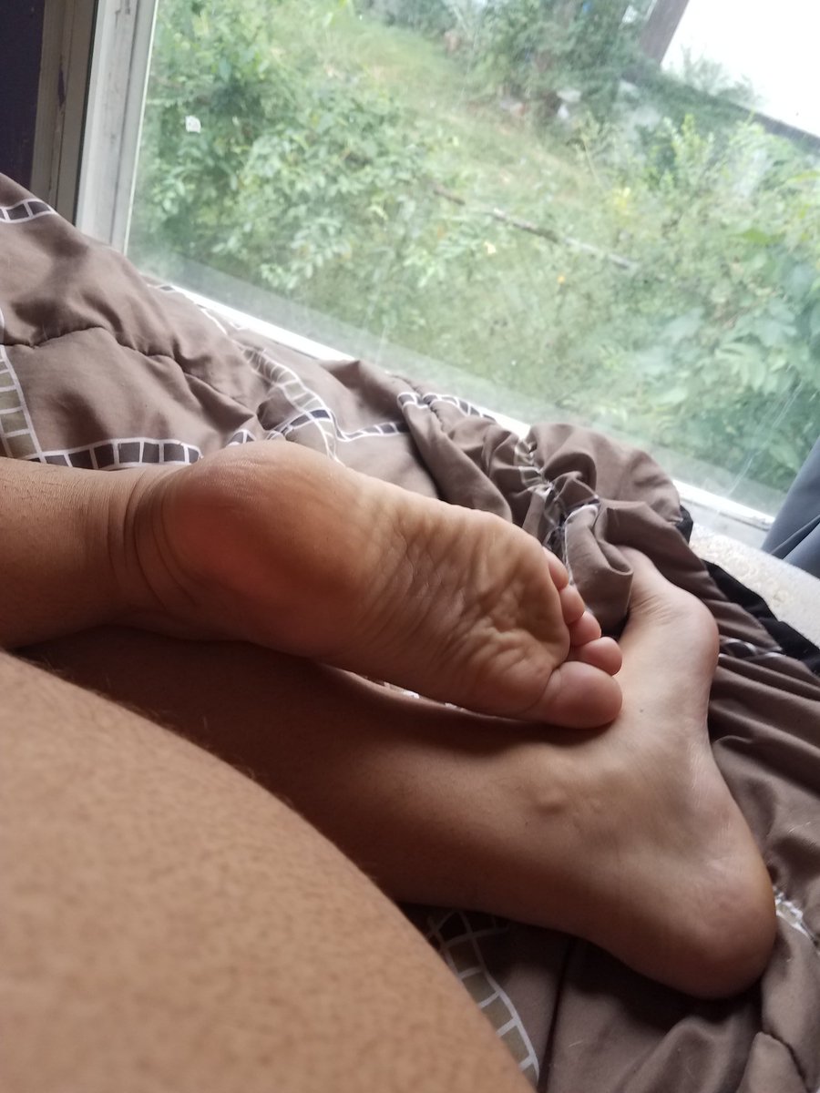 CharmmyHaze's tweet photo. Good afternoon lovelies your princess needs a pedicure. #tribute for dm #findomprincess #bbwednesday https://t.co/ho736Xe8sa
