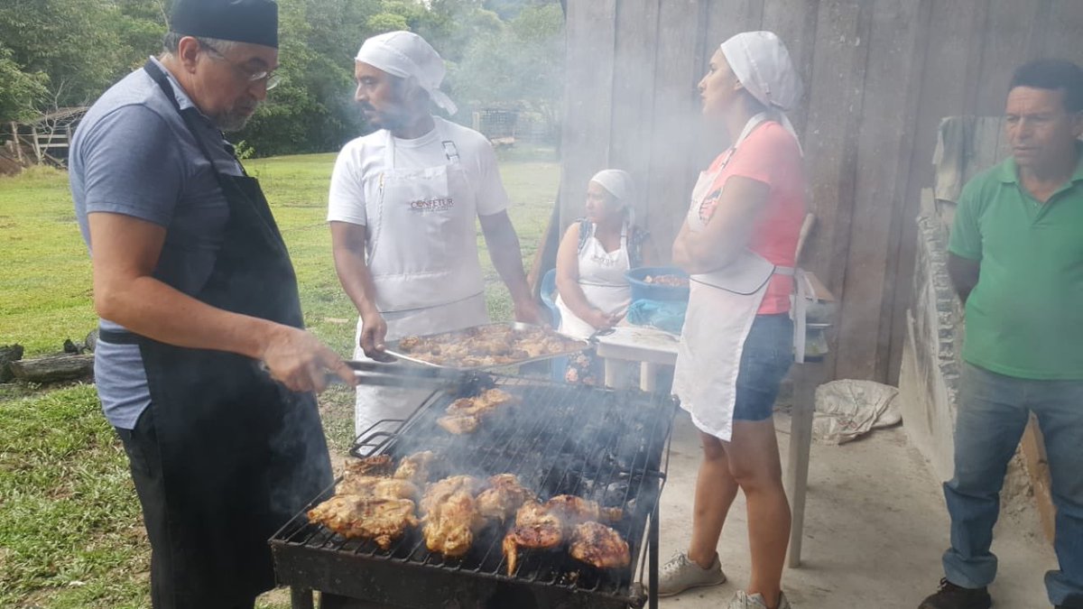 Octavo día de nuestro Taller Internacional de Cocina, para finalizar como se debe terminamos el día con una parrillada junto a nuestro chef y todos los asistentes del taller. #confetur #colombia #cocina #cocinacolombiana🇨🇴 #FelizJueves #AEstaHora #parrillada #asado #cocinameta