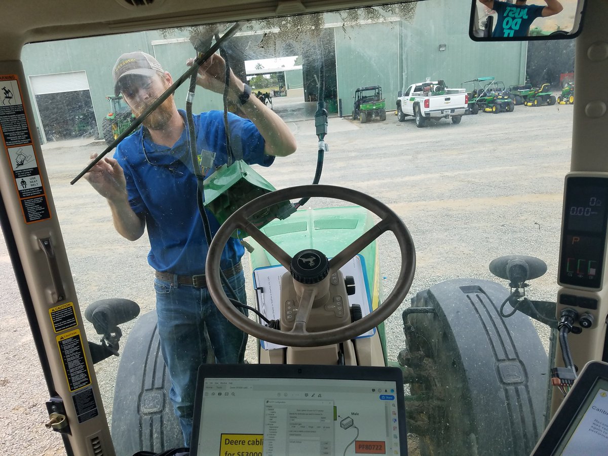 PrecAgEngineer's tweet image. Today&apos;s afternoon adventure included getting gps signal into @AgLeaderTech insight from @JohnDeere starfire!! Older display, newer receiver #agtechproblems #techpuzzles! Thanks Dusty #lassaterequipment for the help!