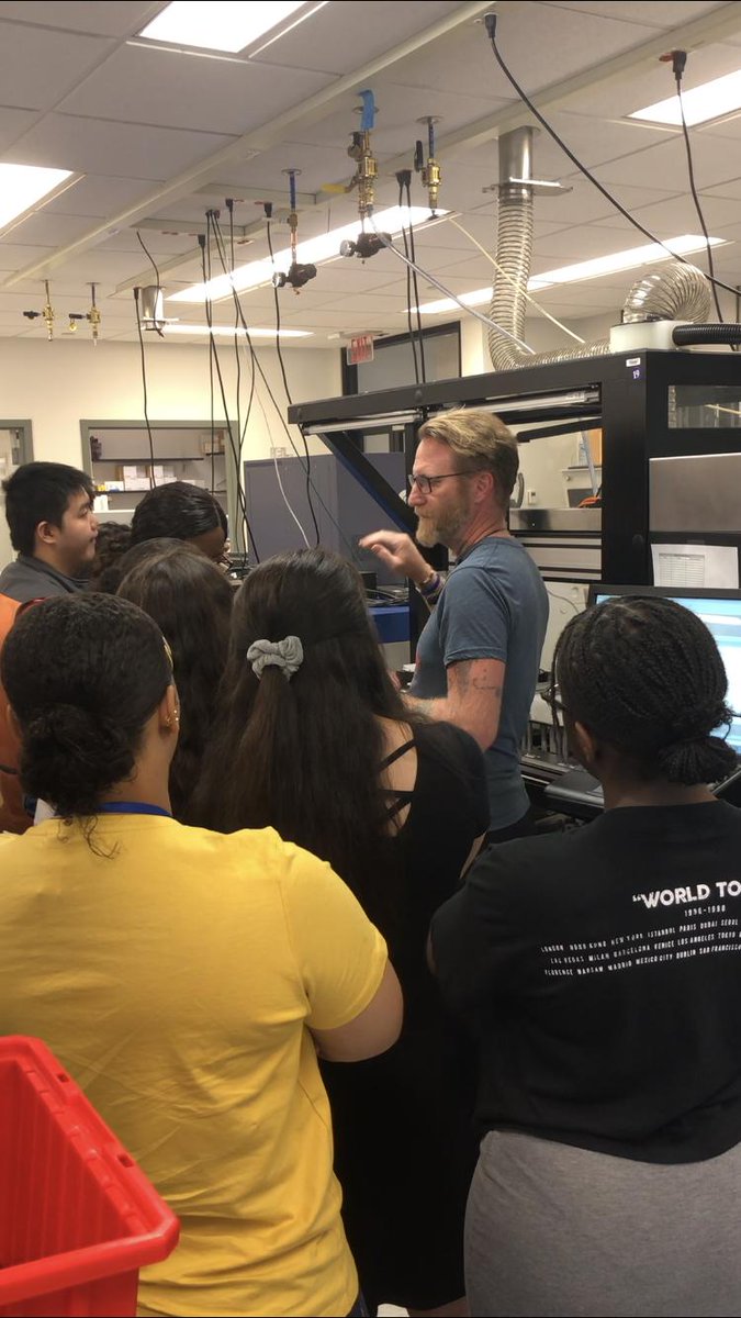 ncats_nih_gov's tweet photo. Three million tests in one week – #DYK that’s #WhatsHappeningInTheLab?
High school students in @NIH’s HiSTEP program visited NCATS and toured our #Robotics Lab! #STEMeducation
Thanks for showing them around Charles "Pepper" Bonney! https://t.co/gtWNPAEMIg
