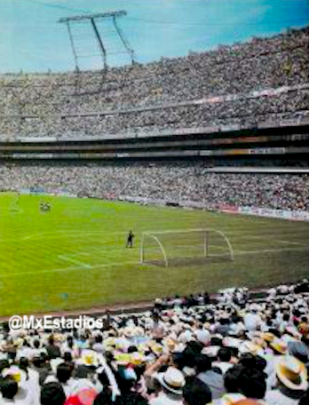 MXESTADIOS's tweet photo. Miren qué belleza de foto.
El Estadio Azteca el día de su apertura #América vs Torino.
-Las porterías con el fondo curvo.
-Las torres de alumbrado.
-La tribuna imponente en su diseño original
-No había publicidad en las orillas del campo.
29 de mayo de 1966. https://t.co/uRa58DSrCQ