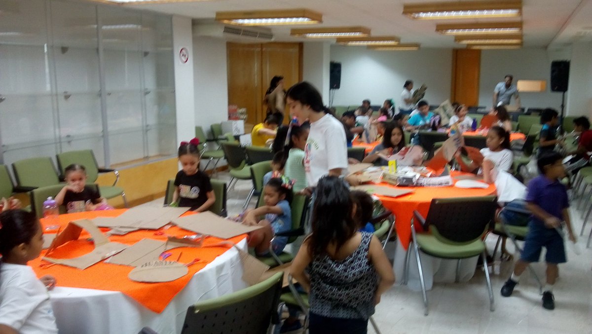 DanielR36008998's tweet photo. Continuamos participando en los #CursoDeVerano #SNTE30 impartiendo el taller de educación ambiental 🌎 hoy reciclamos cartón comenzamos a elaborar piñatas 🎊
Soy Sección 30 https://t.co/AXGQCq403e