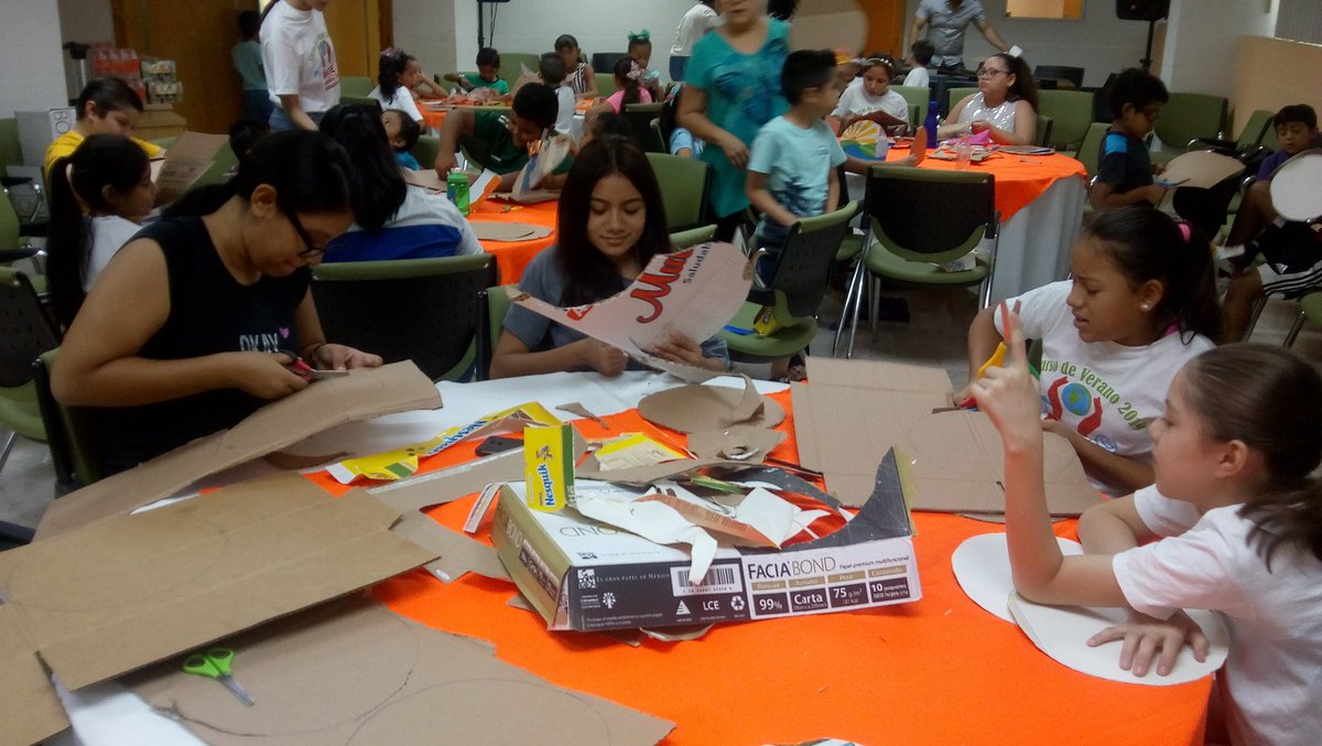 DanielR36008998's tweet photo. Continuamos participando en los #CursoDeVerano #SNTE30 impartiendo el taller de educación ambiental 🌎 hoy reciclamos cartón comenzamos a elaborar piñatas 🎊
Soy Sección 30 https://t.co/AXGQCq403e