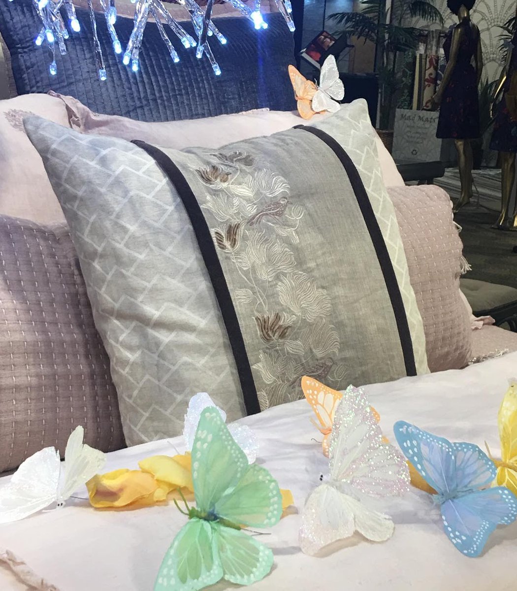 The Mura Sphere deco pillow taking center stage at the 
<a href="/MdbgL/">MDBG, LLC</a> showroom at <a href="/LasVegasMarket/">Las Vegas Market | ANDMORE®</a> nestled with the luxurious @orchidsamerica bedding

❤️🧡💛💚💙💜
#lakairos #artistry #interiors #color #beautifulhome #designinspiration #designdiaries #lvmkt #handmade #luxury #pillowtalk
