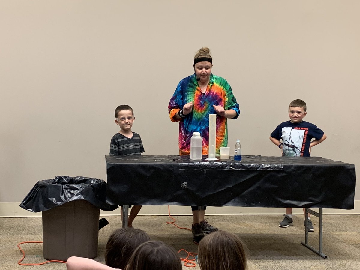 NicoleTobin's tweet photo. Science fun at the library!!! #sciencetellers @mtpl_kids @MiddletownPL @MVS_Principal https://t.co/96YE9oxbfT