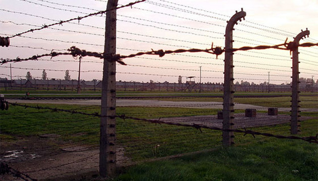 Před 75 lety, z 2. na 3. 8. 1944 nacisté zlikvidovali tzv. cikánský rodinný tábor v Osvětimi-Březince. V plynových komorách koncentračního tábora tehdy zavraždili téměř 3 tisíce Romů a Sintů. Podle nové studie však mohl být počet obětí být až 4 tisíce. bit.ly/2YkYLm4