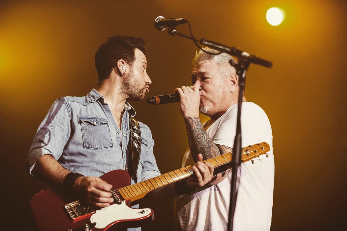 SeanHmusic's tweet photo. @Steveharwell and myself practicing our duck lips live on stage last night at @festiventlevis π¦π¦
πΈ @mutetienne ππΌππΌ
#festivent #smashmouth #shabatguitars #moodyleather #labellastrings #Uepero #dallenpickups #g7thcapos https://t.co/kA5QOI7feR