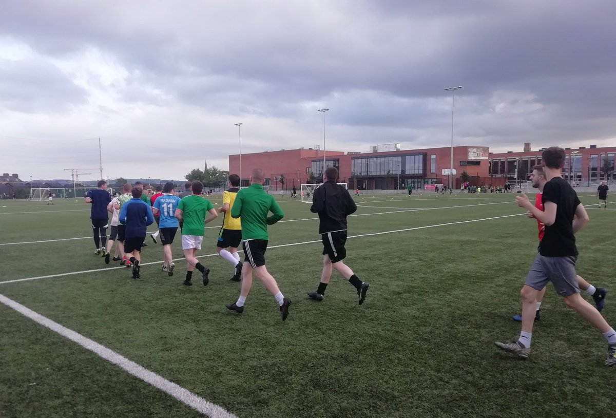 StMalachysOBFC's tweet photo. Great session tonight and good to see so many there. Seniors also training beside the future seniors #stmals #theweemacs @wearetheweemacs https://t.co/jNE5NZEomv