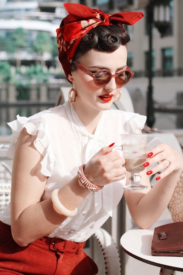 Outdoor tinder glamour retro