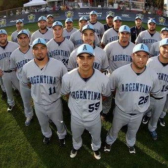 Un médico.
Un profesor.
Un empleado de la Obra Social de Entre Ríos y otro de Vialidad Provincial.
Un entrenador abogado.

Son los campeones mundiales de sóftbol y ganaron el ORO en @Lima2019Juegos.

Nota de <a href="/laaranguiz/">Luciana Aranguiz</a> antes de los Juegos, en <a href="/clarincom/">Clarín</a>.
clarin.com/deportes/polid…