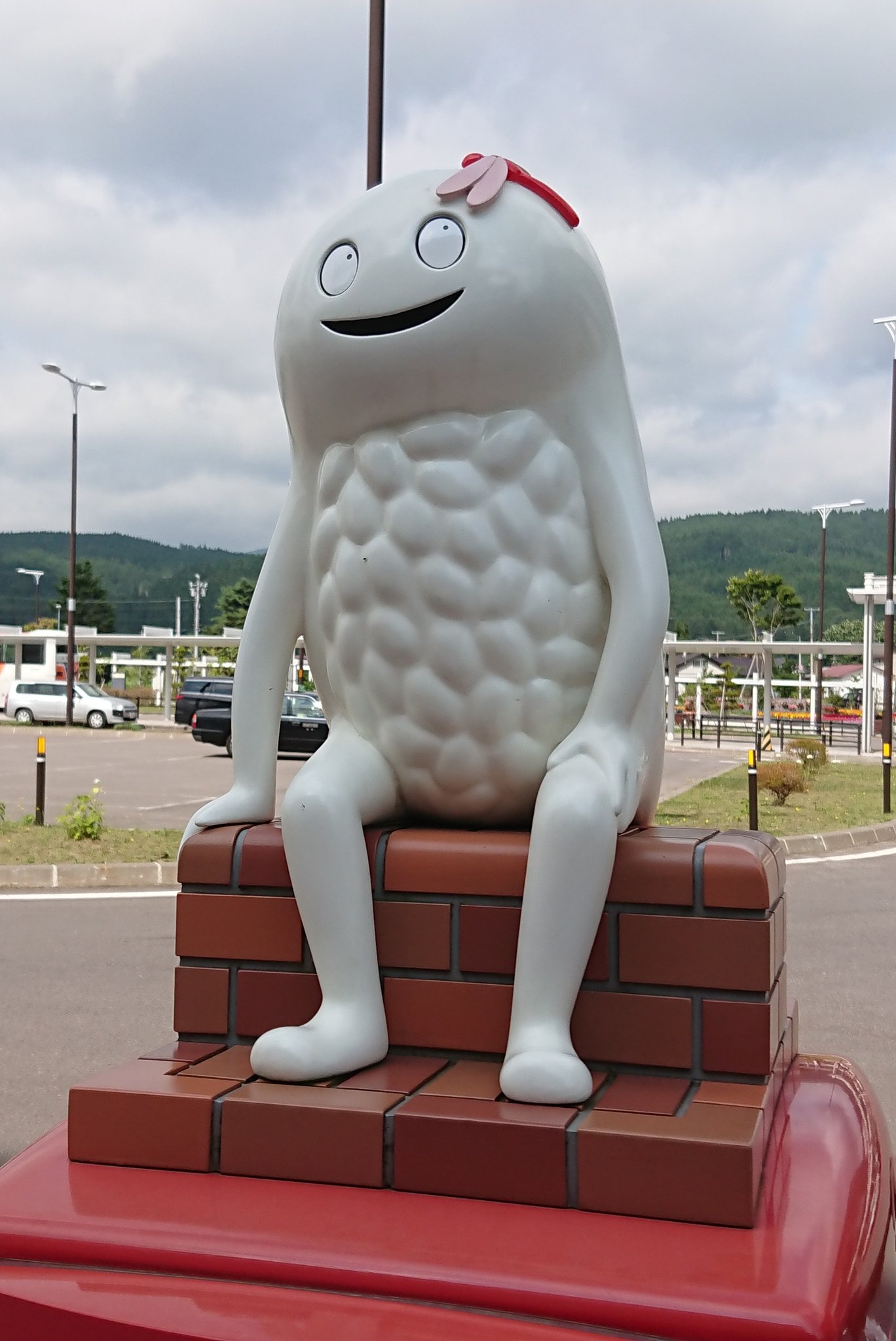 Tupolev 昨日行った新函館北斗駅前にあった北斗駅の公式キャラクター ずっしーほっきー 北斗市特産のホッキ貝とブランド米ふっくりんこを使った握り寿司をイメージ 全く可愛くないんだけど何だか惹かれる 笑 北斗市 ずっしーほっきー ゆるキャラ
