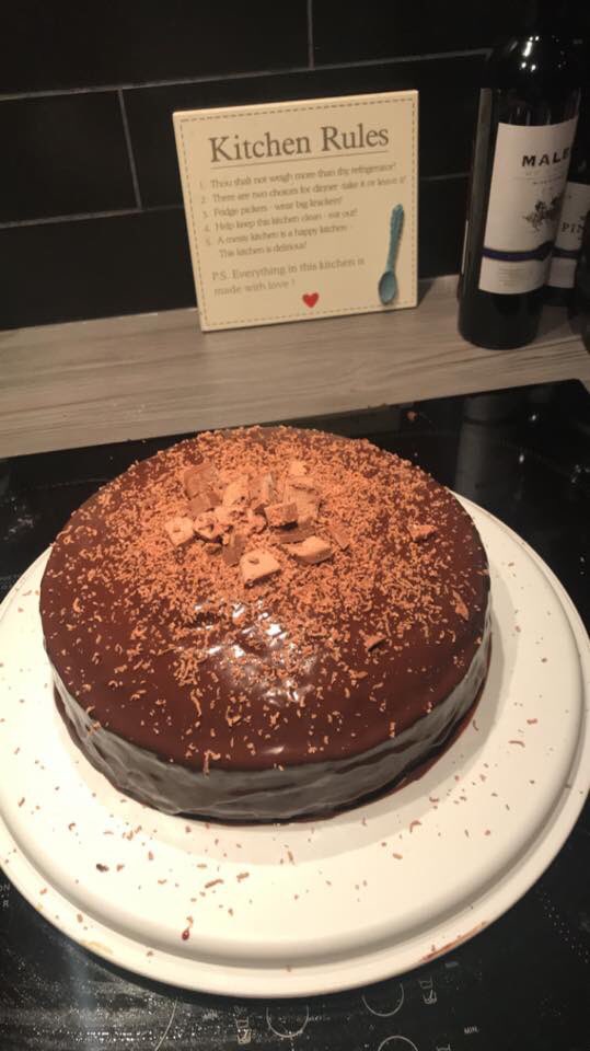 Dawnknowles81's tweet image. Working on PCT, part of CID for 3 months now😊 
It’s only fair to treat them to my favourite hobby... 🍰 #policefuel #choccakefriday