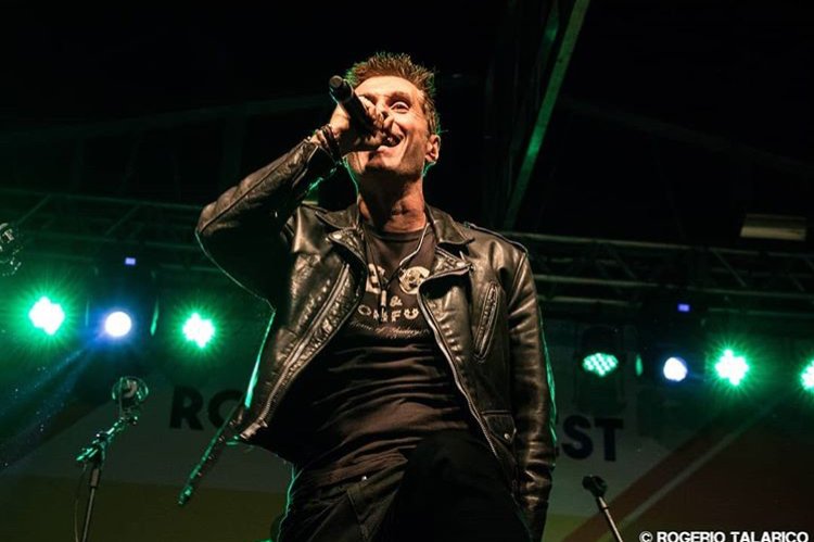 capitalinicial's tweet photo. O @rogeriotalarico do @metal_concerts registrou essa foto irada do @dinhoouropreto na última Rock Fun Fest, em São Paulo! #CapitalInicial #DinhoOuroPreto #RockFunFest https://t.co/UOhHpSg0c7