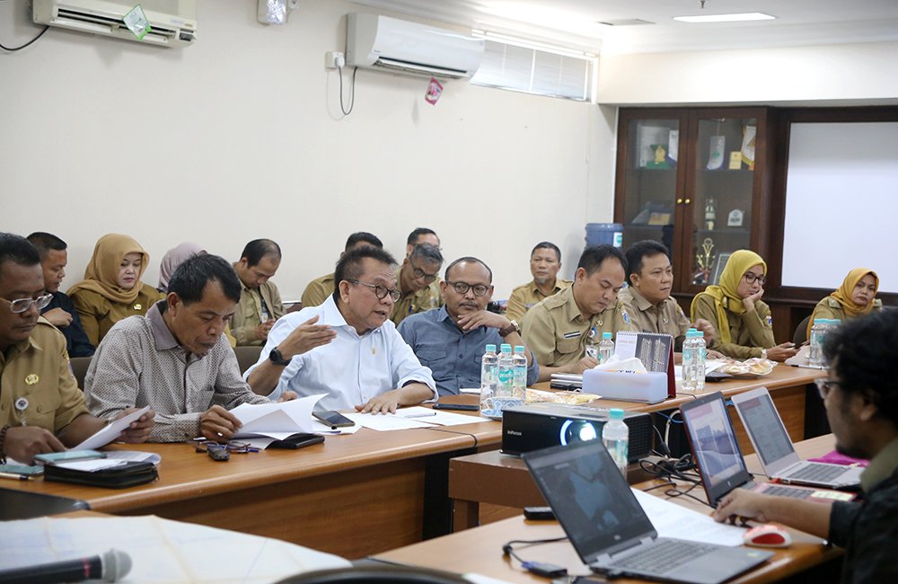 dprddkijakarta's tweet image. DPRD DKI Jakarta mendatangi langsung PT. Duta Pertiwi yang berlokasi di pusat perbelanjaan Cempaka Mas, Jakarta Pusat sebagai komitmen untuk terus mengawal penagihan kewajiban pembangunan fasos dan fasum oleh pengembang. dprd-dkijakartaprov.go.id/tagih-kewajiba…

#DPRDDKI #DKIJakarta #fasos #fasum
