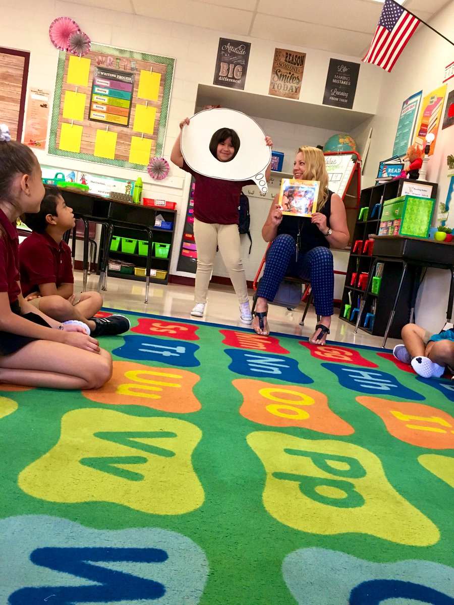 ALivin_SVES's tweet photo. We are REAL READERS! Reading the text and making connections using our thought bubble is the recipe to good reading! 😁 #LoveThird #metacognition @SVista_ES #TeamSISD https://t.co/fFmJBCmufu