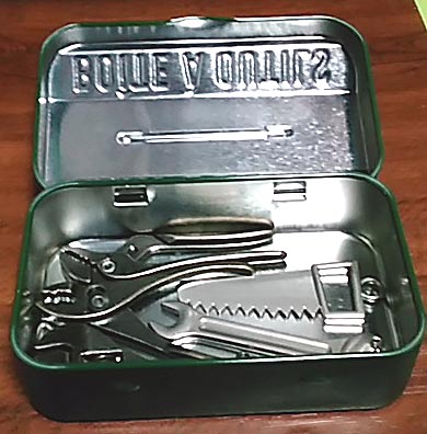 海童 100円ショップ のセリアでミニツールボックス購入 深緑色がツールボックスっぽいかなと思いつつ 赤色も可愛いので買ってしまった 他に黄色も有 ガチャの僕らの工具 コレクションとセリアで売ってたミニチュア工具を入れてみたよ