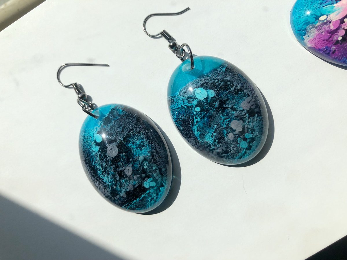 Robles_designs's tweet photo. #Roblesdesigns #resin #handmade #resincrafts #jewelry #earrings #ocean #deepblue #resinart #resinjewelry #resinearrings https://t.co/v7KgkhSFKm