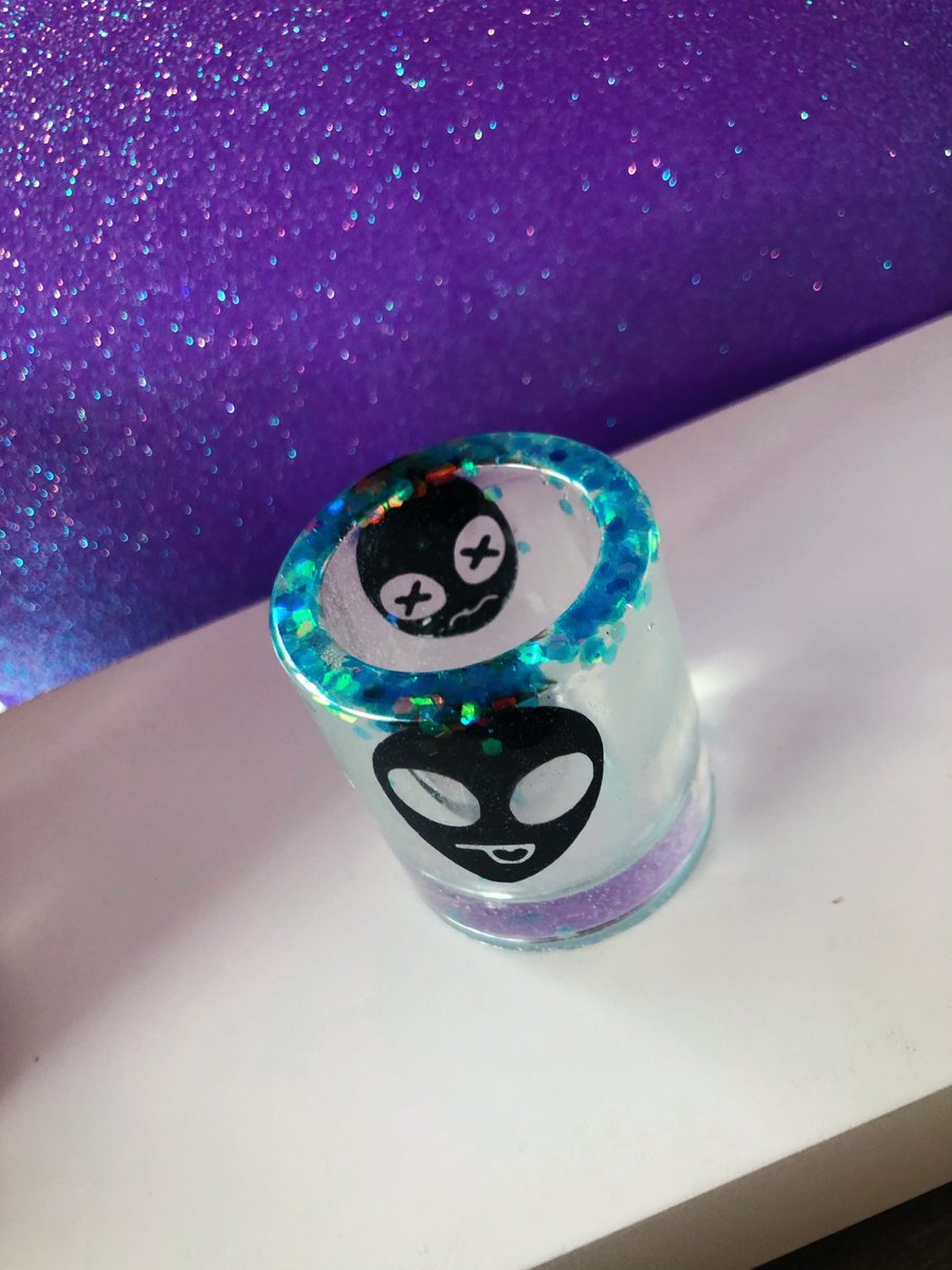 Robles_designs's tweet photo. #Roblesdesigns #resin #handmade #resincrafts #shotglass #alienvibes #unicorn #rainbow #resinart #area51 https://t.co/fhLbTPzJf6