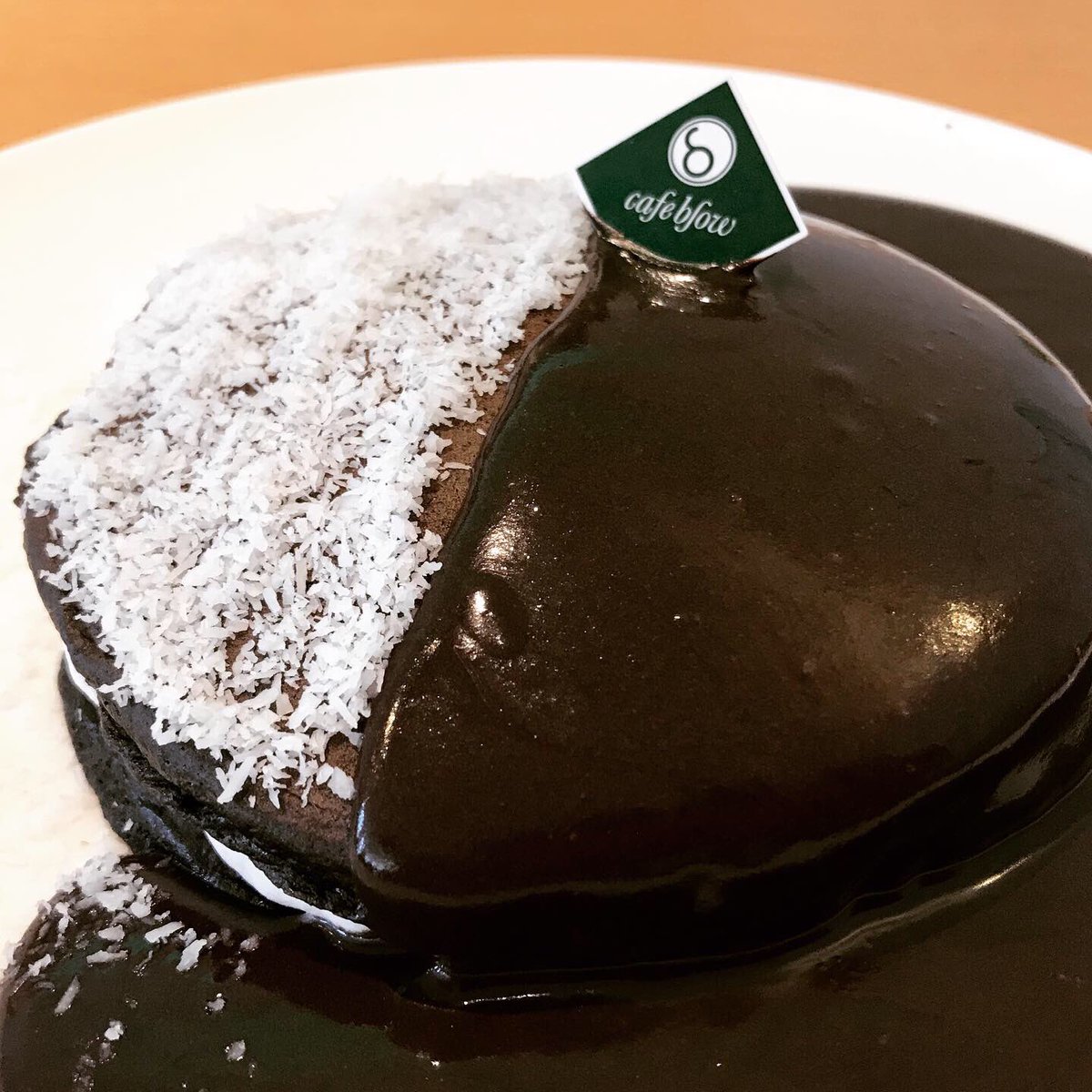 パンケーキカフェcafeblow 今月の新作パンケーキ2種目は ココナッツとチョコのパンケーキです ココアパンケーキで ココナッツ生クリームをはさみ ビターチョコレートソース ココナッツパウダーをたっぷりとかけた 甘くて美味しいパンケーキです ᐜ パンケーキカフェcafeblow 今月の新作パンケーキ2種目は ココナッツとチョコのパンケーキです ココアパンケーキで ココナッツ生クリームをはさみ ビターチョコレートソース ココナッツパウダーをたっぷりとかけた 甘くて美味しいパンケーキです ᐜ