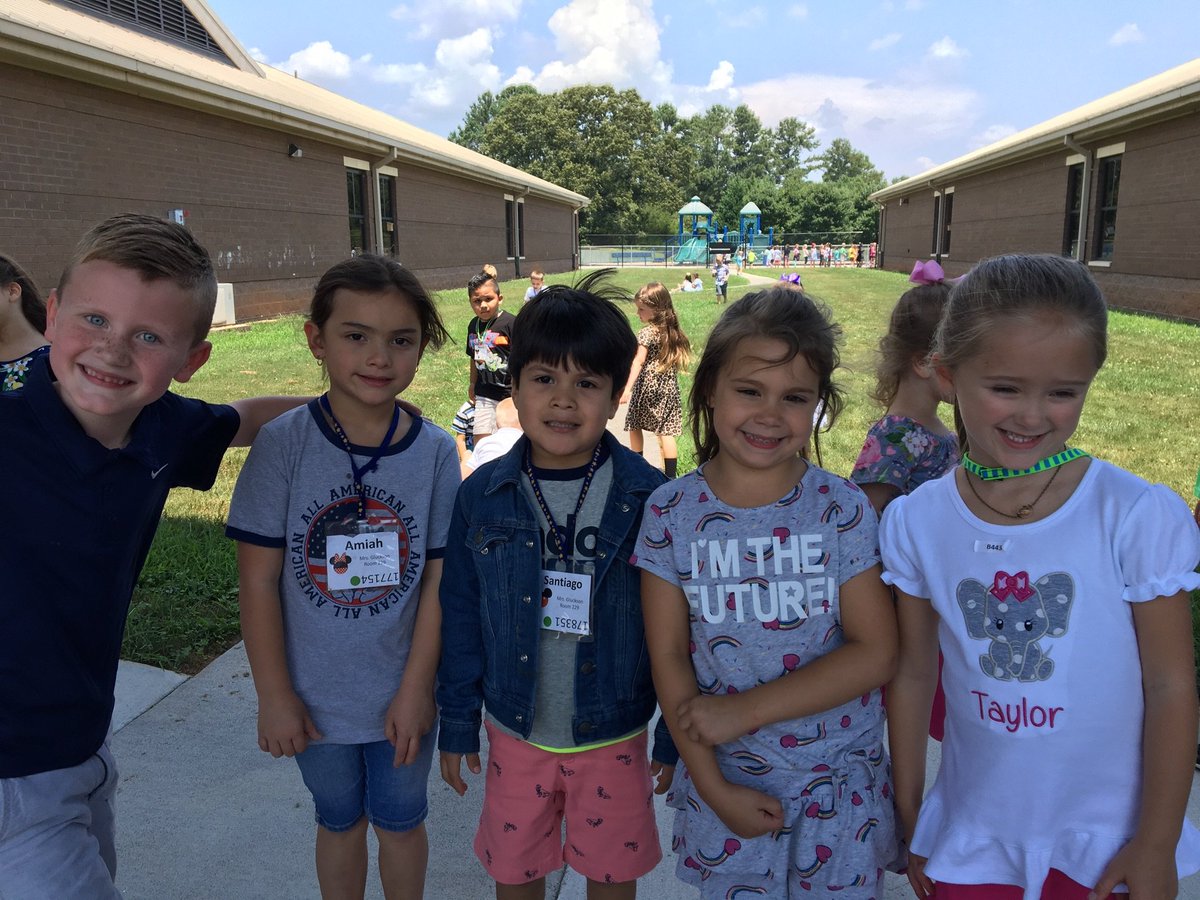 AveryElementary's tweet photo. First day photos! #averyrocks #CCSDfam https://t.co/yyknFCSxIC