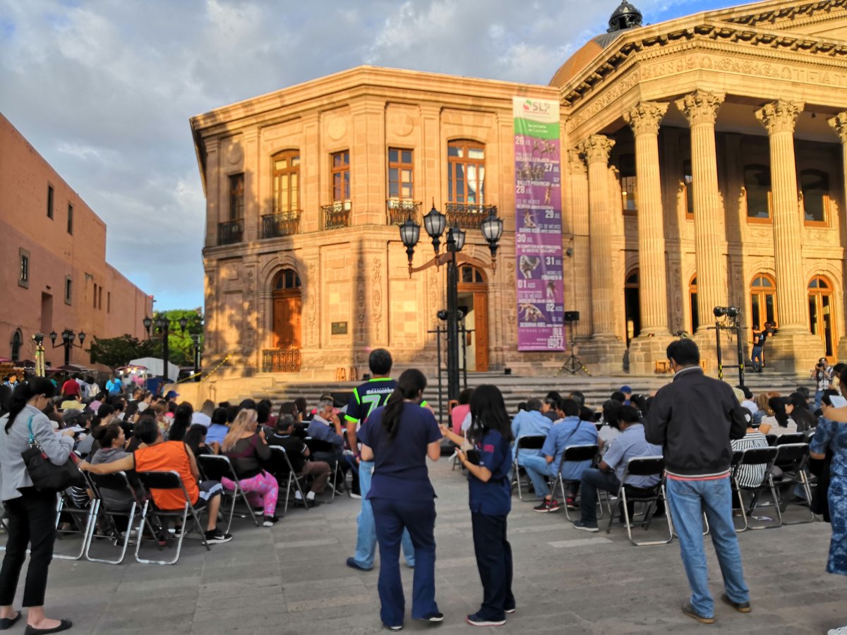 📰 #AlMomentoLila:
Falta muy poco para que inicie la presentación de <a href="/ardentiadanza/">Ardentía Compañía de Danza</a>, con una  adaptación libérrima de la ópera Carmen de Georges Bizet en las escalinatas del <a href="/TeatrodelaPaz/">Teatro De la Paz</a>. 

✨#VivaLaDanza
✨#LilaEnSanLuis
✨#CulturaViva