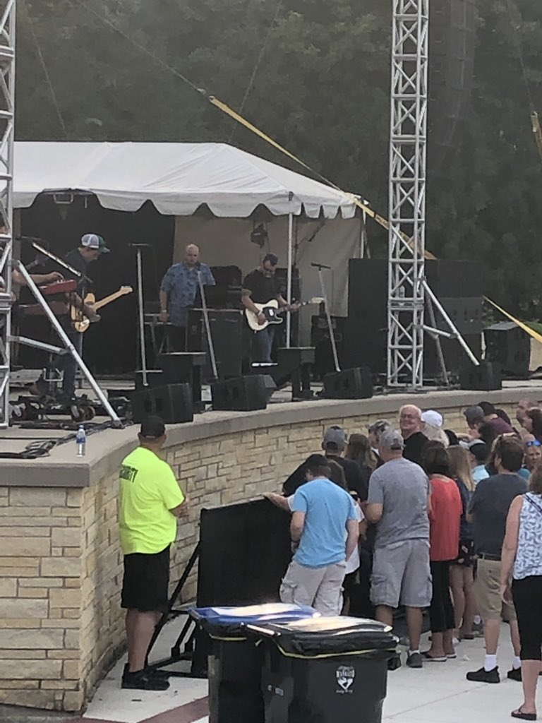 DocBartender's tweet photo. #MankatoRibfest off to a fantastic start. My favorite humans, @Chris_Hawkey on stage, and @ZachHalverson killing the head nod. Most excellent night. #EmptyBar https://t.co/xzJydr2lZ5