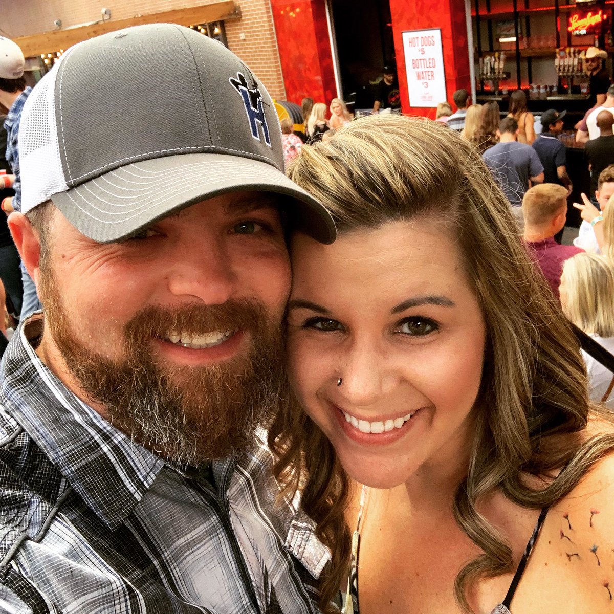 bowciple's tweet photo. Happy belated bday. Ready to see Brett Young #brettyoungmusic #happywifehappylife https://t.co/SXOzCOYlJf