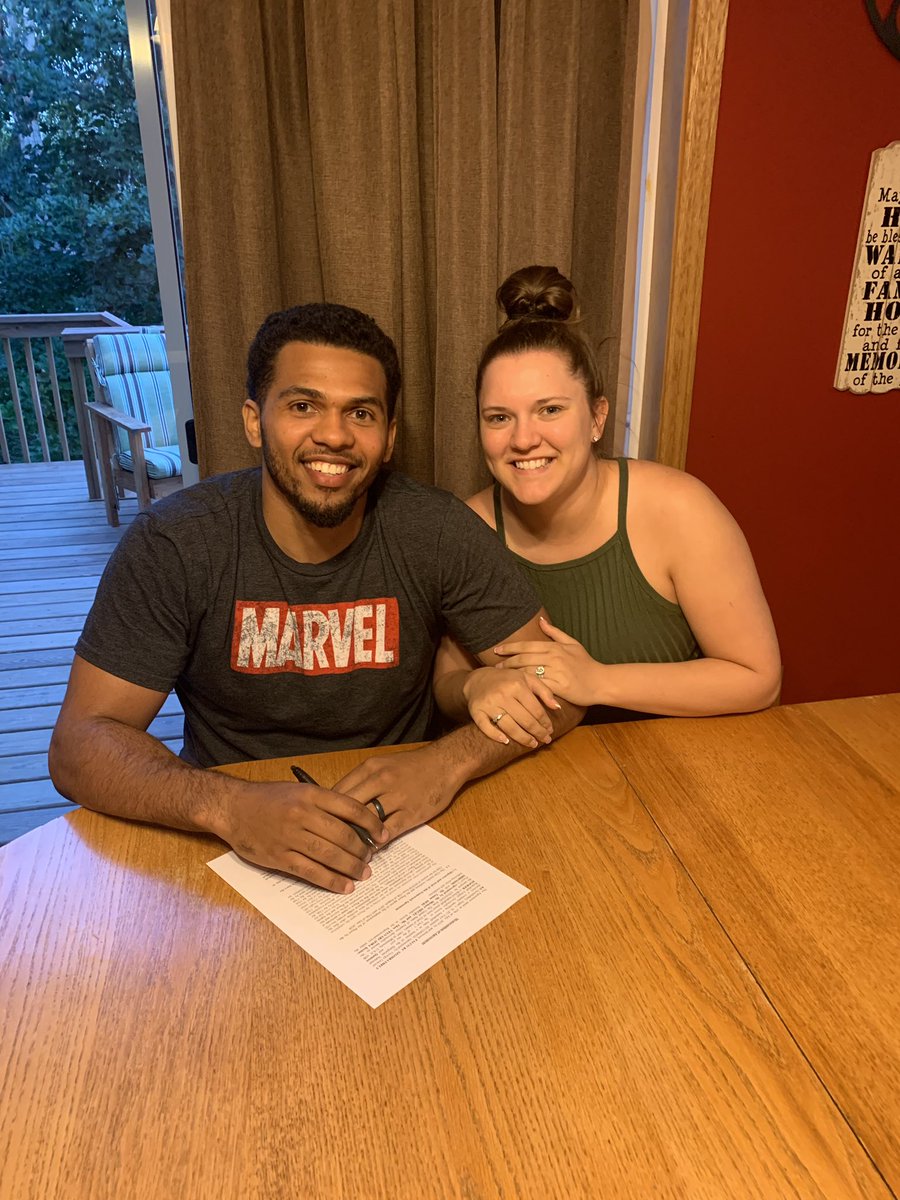 QuintonHooker21's tweet image. Excited to announce that for year 3 I’ll be headed to @FalcoKCfanoldal in Hungary 🇭🇺 Can’t wait to get started! #GodisGood 🙏🏽 
.
.
.
.
.
Had to get that vintage kitchen table signing pic 😅