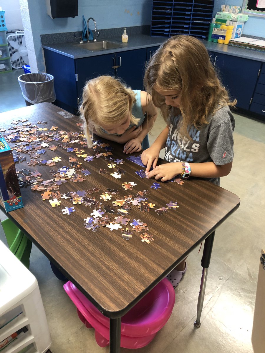 HESMrsRoss's tweet image. Wow we have already moved up to our 3 puzzle of the year! And it’s only week 3! This one is 200 pieces! @HESSPLASH #GoBigOrGoHome #PuzzleTable #GrowingOurBrains #problemsolvers