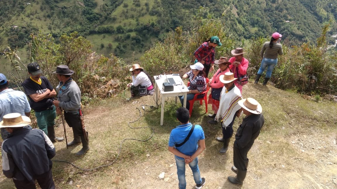 MpioCoromoro's tweet photo. La Administración Municipal de Coromoro se desplazó a la Vereda Pueblo Viejo hasta el sitio denominado la Loma de la Mula y con el apoyo de EFECTY realizó entrega del pago de Colombia mayor a los usuarios que se benefician con este programa. https://t.co/WdynfvcgBs