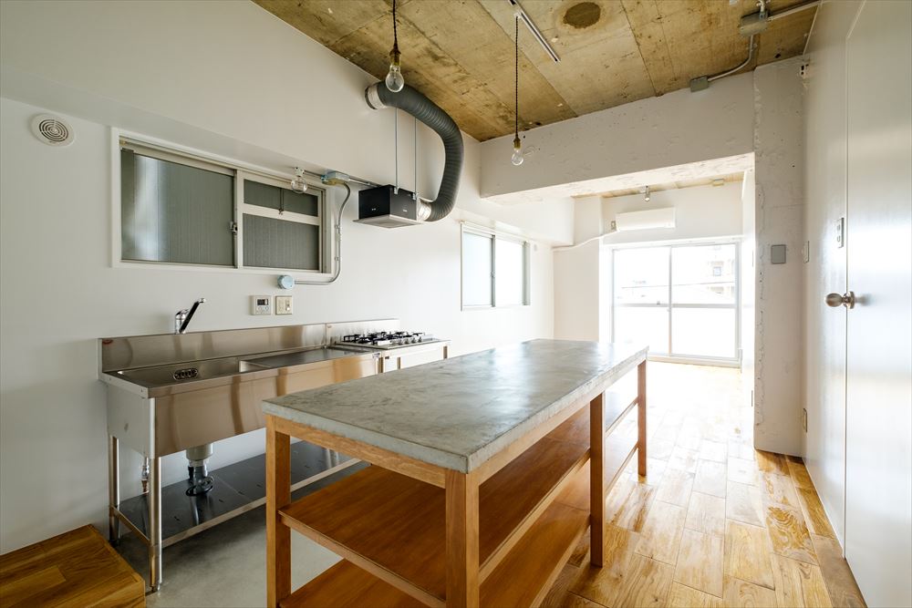 東京のリノベーション賃貸ブランドreism リズム 近日退去のお部屋で 三軒茶屋 と 新御徒町 のkitchenシリーズが出てます 三茶は作業台を設けた業務用の本格的なキッチン 新御徒町は木を使ったナチュラルなカウンターキッチン 雰囲気の違う二