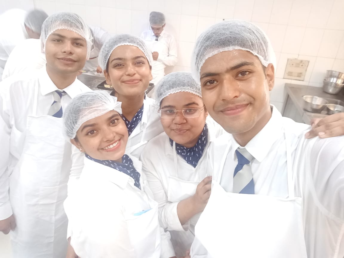 Bhavya95577537's tweet photo. @IIHMHOTELSCHOOL 
@delhi_iihm 
#bakerypractical
#day1 https://t.co/ac7jJwZ696