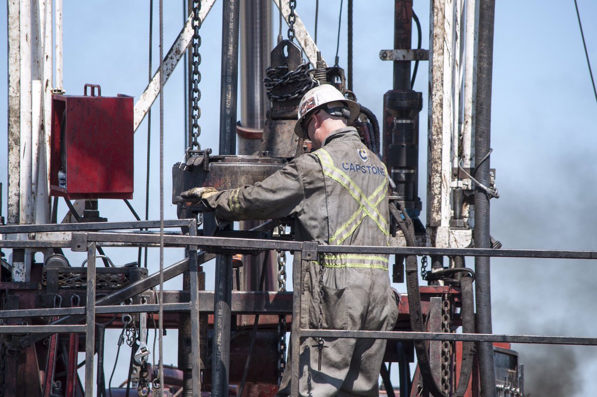 CapstoneCanada's tweet photo. Even 30 degree heat doesn’t slow these guys down.  #CapstoneAbandonments #ServiceRig #AlbertaOilProud #TrippinPipe #RiggingUpPowerSwivel https://t.co/5pZdHdBHJ5